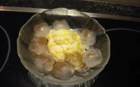 Ein Dessert mit Vanilleeis, Zimt und kleinen, durchsichtigen Kugeln, die an Bier-Eis erinnern.