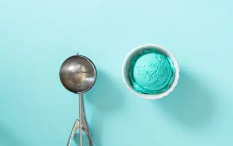 Ein Löffel Eis, bereit zum Servieren. Perfekt, um Schlumpfeis selber machen zu können!