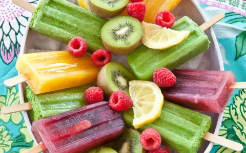 Bunte Fruchteis am Stiel, perfekt zum kinder eis selber machen. Mit Kiwi, Himbeeren und Zitrone.