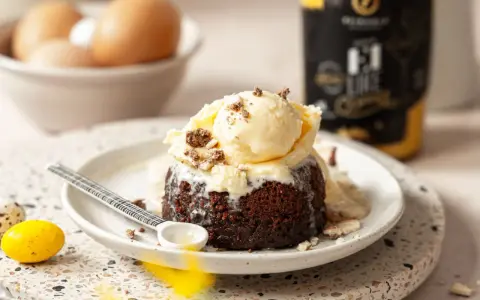 Ein warmer brownie mit einer Kugel Vanilleeis, bestreut mit Schokostückchen. Perfekt für Naschkatzen!