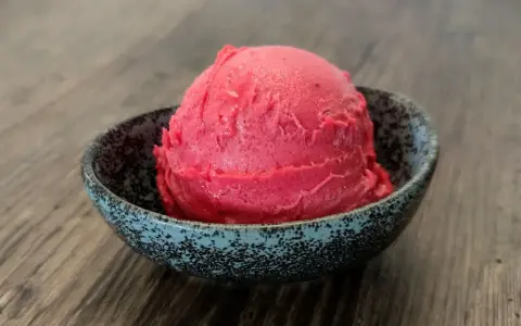 Ein Löffel cremiges Kirscheis, perfekt für alle, die Kirscheis selber machen wollen.
