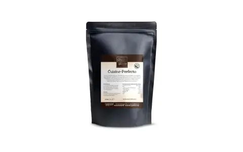 Dunkler Beutel mit "Cuisine-Perfecto" Aufdruck, einem veganen Sahneersatz für die Zubereitung von milchfreier crème glacée.