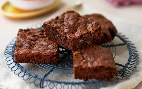 Saftige Bananen Brownies auf einem Drahtgitter, bereit zum Genießen.