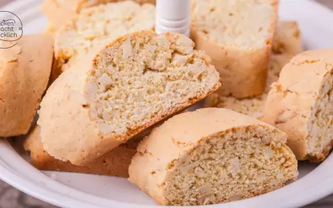 Knusprige Cantuccini, perfekt für ein Cantuccini Rezept. Mit Mandeln und einem Hauch von Glück.