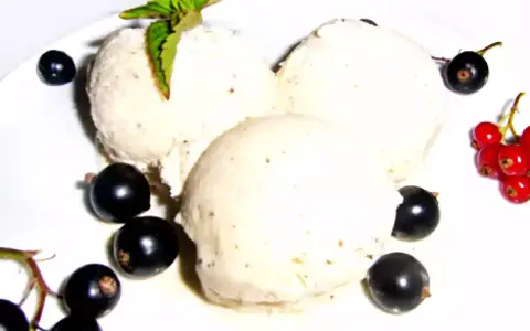 Cremiges Eis mit Beeren und einem Hauch von Alkohol. Ein erfrischender Genuss für warme Tage.
