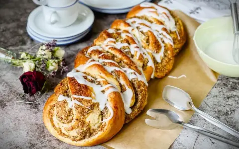 Ein köstlicher Nusszopf, frisch gebacken und mit Zuckerguss verziert. Dieses Nusszopf Rezept ist ein Genuss!