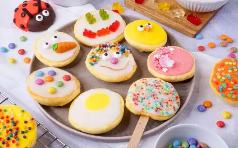 Bunte Kekse mit Zuckerguss, inspiriert von einem amerikanischen Rezept. Marienkäfer, Gesichter und bunte Streusel machen Lust auf mehr.