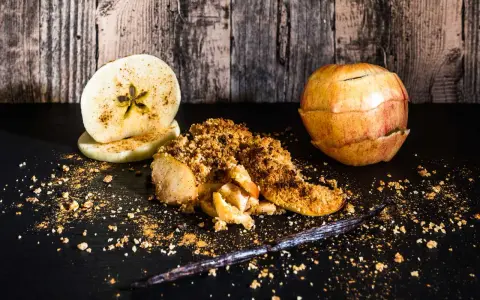 Ein köstlicher Apple Crumble mit Zimt, Äpfeln und einer Vanilleschote.