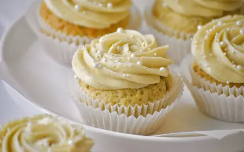 Leckeres Cupcake Rezept: Cremiges Frosting auf saftigen Küchlein, verziert mit Perlen.