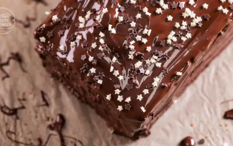 Ein saftiger schoko kuchen mit glänzender Glasur und Sternenstreuseln. Perfekt für jeden Anlass, der Glück bringt.