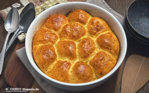 Goldbraune Buchteln, frisch aus dem Ofen, warten darauf, nach diesem köstlichen Buchteln Rezept genossen zu werden.