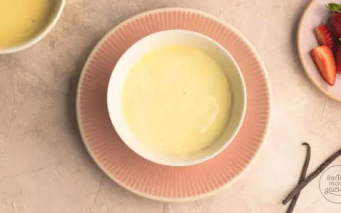 Cremiger Vanillepudding, perfekt zum vanillepudding selber machen. Dazu frische Erdbeeren und echte Vanilleschoten.