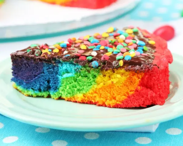 Buntes Kuchenstück mit Schokoladenglasur und Streuseln, perfekt für ein Papageienkuchen Rezept.