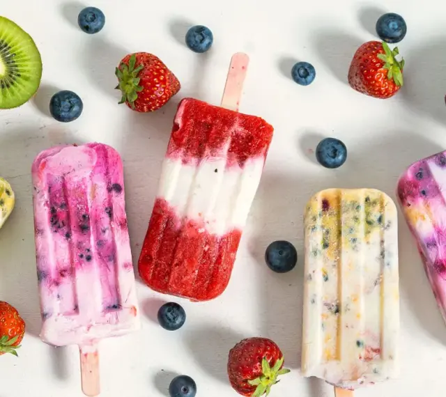 Fruchteis am Stiel mit Beeren, Kiwi und Maracuja. Welches Eis hat am wenigsten Zucker? Die bunten Eis am Stiel sehen lecker aus.
