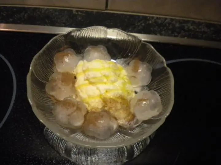 Ein Dessert mit Vanilleeis, Zimt und kleinen, durchsichtigen Kugeln, die an Bier-Eis erinnern.