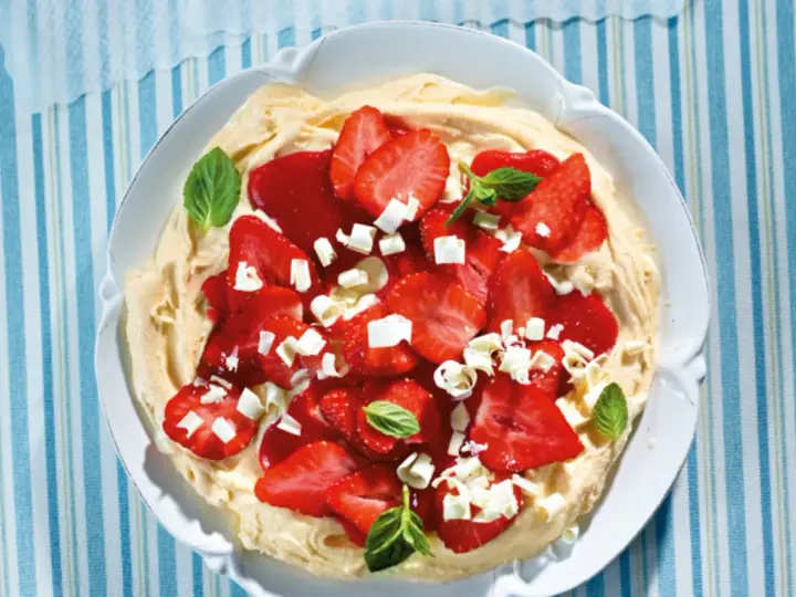 Eine köstliche Eiscreme-Pizza mit frischen Erdbeeren, weißer Schokolade und Minze.