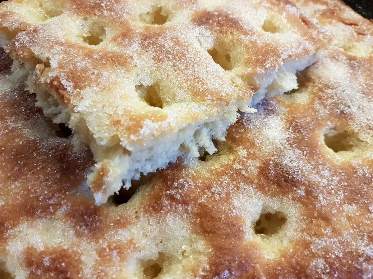 Ein goldbrauner Zuckerkuchen mit knuspriger Kruste und weicher Mitte, perfekt für ein schnelles zuckerkuchen rezept.