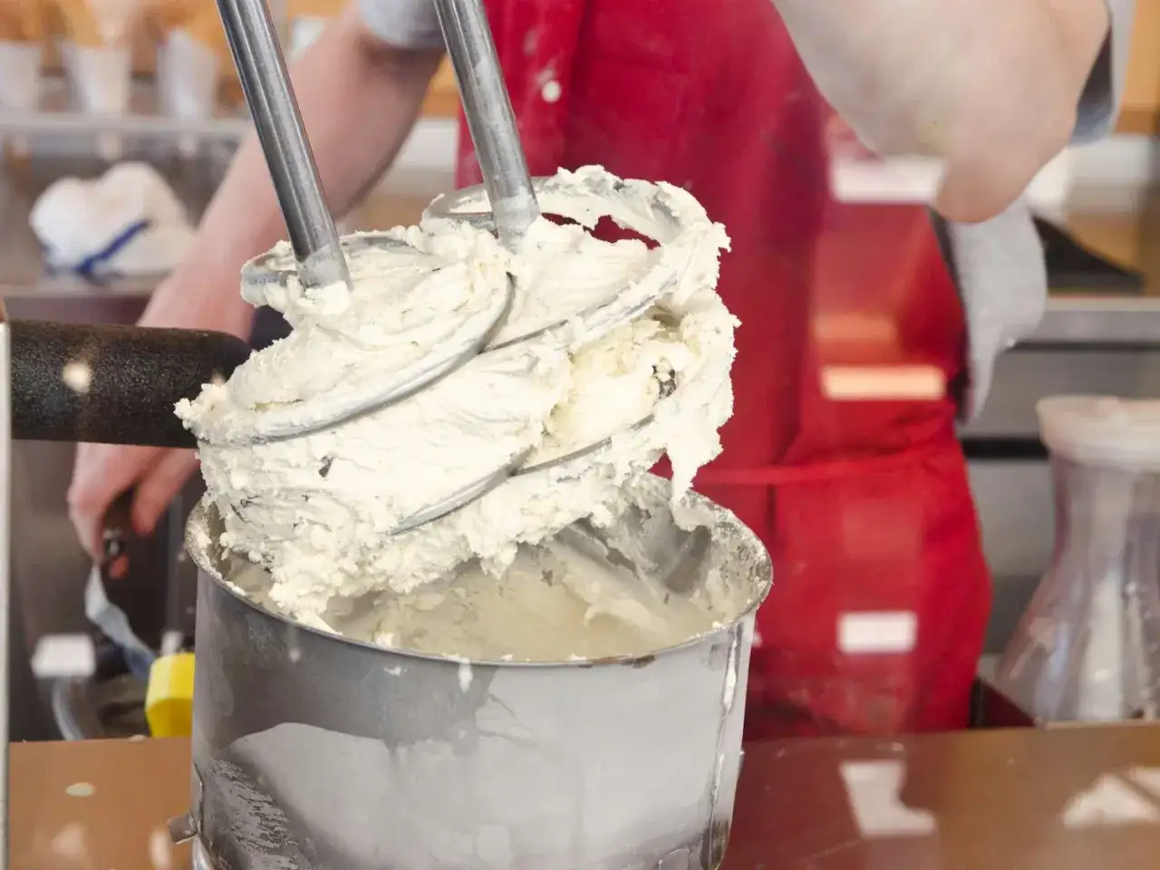 Eis wird in einer Eismaschine hergestellt. Glukosesirup sorgt für die cremige Konsistenz.