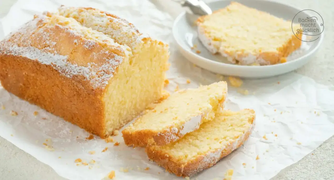 Ein saftiger Sandkuchen, bestäubt mit Puderzucker. Dieses Sandkuchen Rezept ist einfach und gelingt immer.