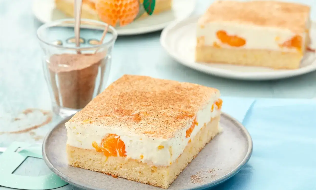 Ein saftiger Mandarinen Kuchen mit cremiger Füllung und Zimt bestreut. Perfekt für jeden Anlass.