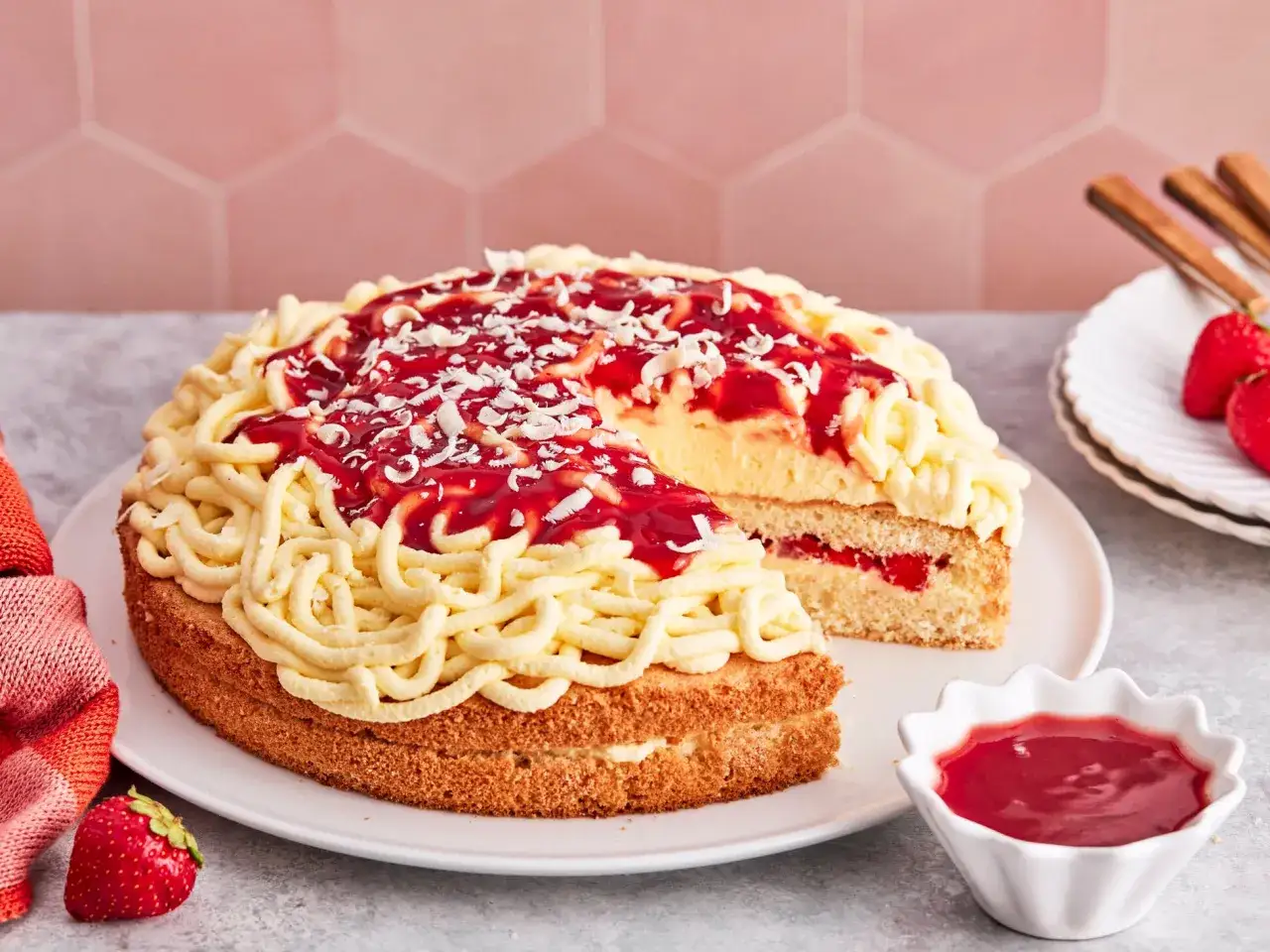 Ein leckerer Spaghetti-Eis-Kuchen mit Erdbeersoße und weißer Schokolade.