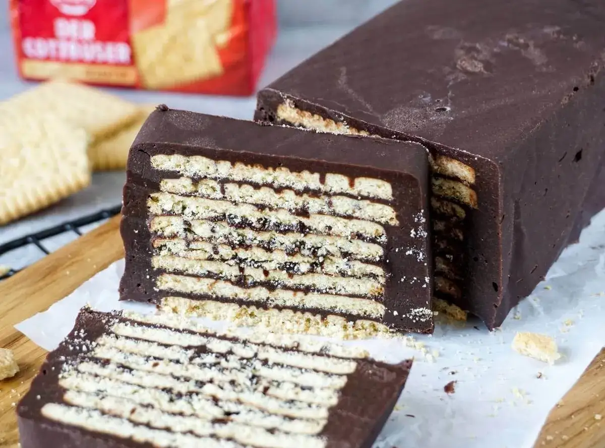 Schokoladenkuchen mit Keksen, ein leckeres kalter hund rezept.