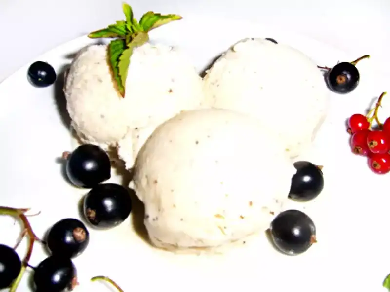 Cremiges Eis mit Beeren und einem Hauch von Alkohol. Ein erfrischender Genuss für warme Tage.