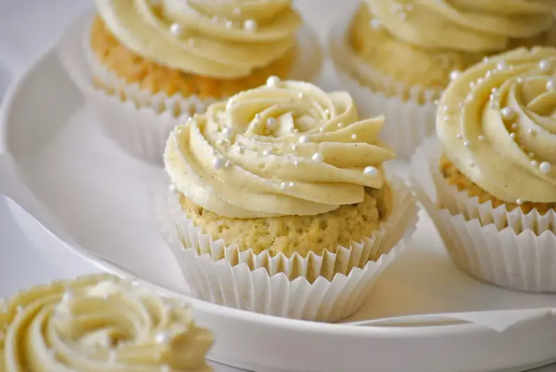 Leckeres Cupcake Rezept: Cremiges Frosting auf saftigen Küchlein, verziert mit Perlen.