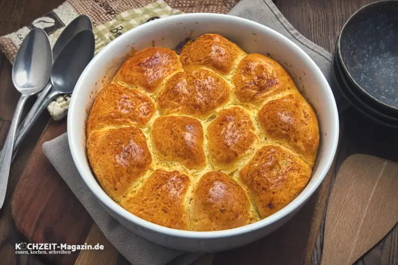 Goldbraune Buchteln, frisch aus dem Ofen, warten darauf, nach diesem köstlichen Buchteln Rezept genossen zu werden.